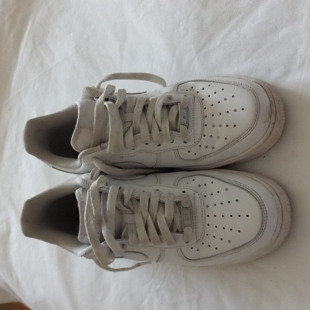 Air force ones slightly used sneakers in white size 8 need pads for both sneaker